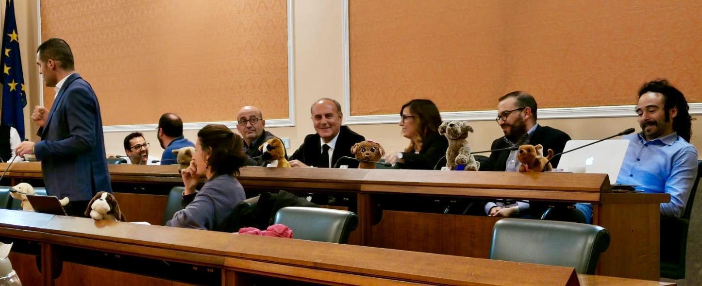 Alghero, in aula con i peluche i consiglieri dell'opposizione
