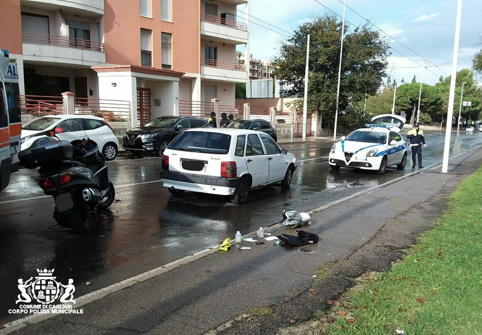 L'incidente in cui è rimasto gravemente ferito un motociclista (foto Mario Rosas)