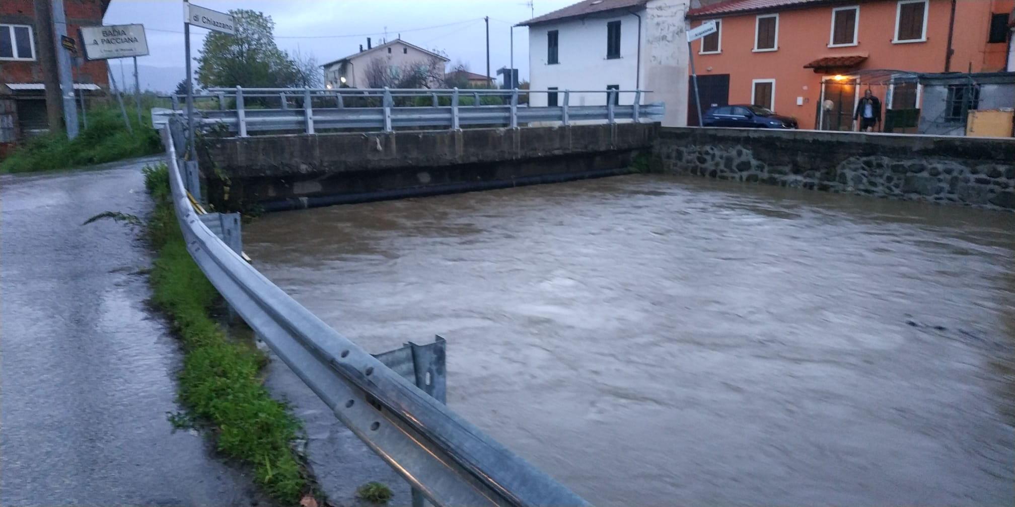 L'Ombrone alle 7,30 di domenica a Badia a Pacciana durante il picco della piena