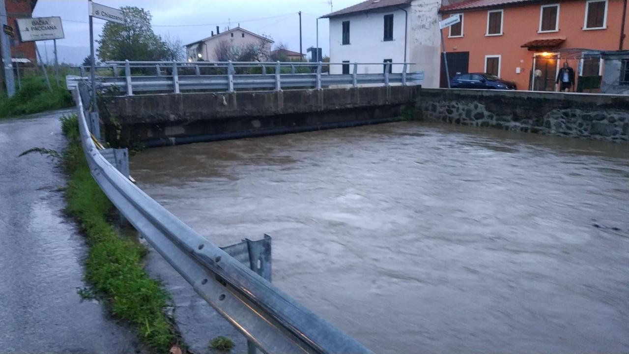 L'Ombrone alle 7,30 di domenica a Badia a Pacciana durante il picco della piena