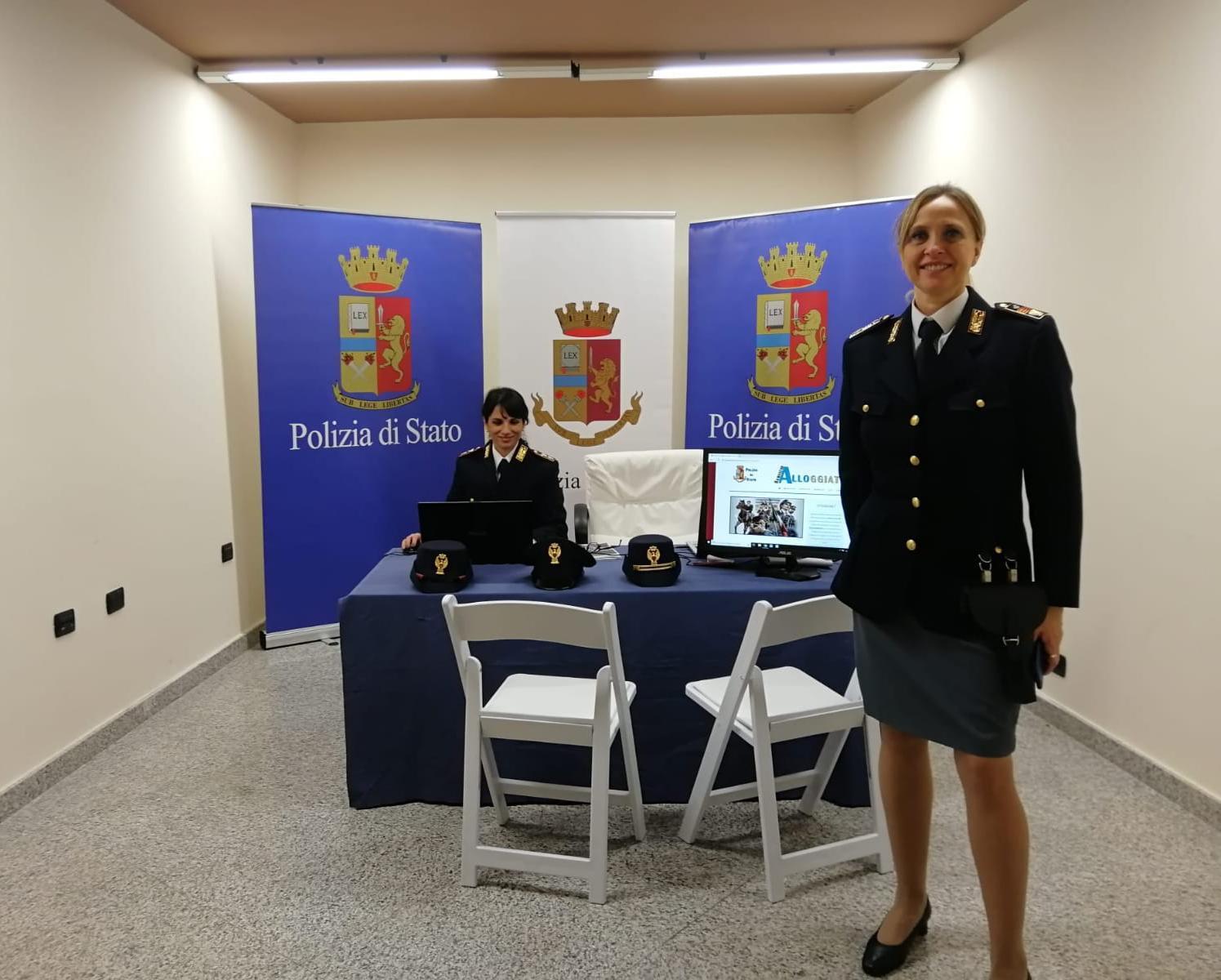 Poliziotte al Salone del turismo extra alberghiero