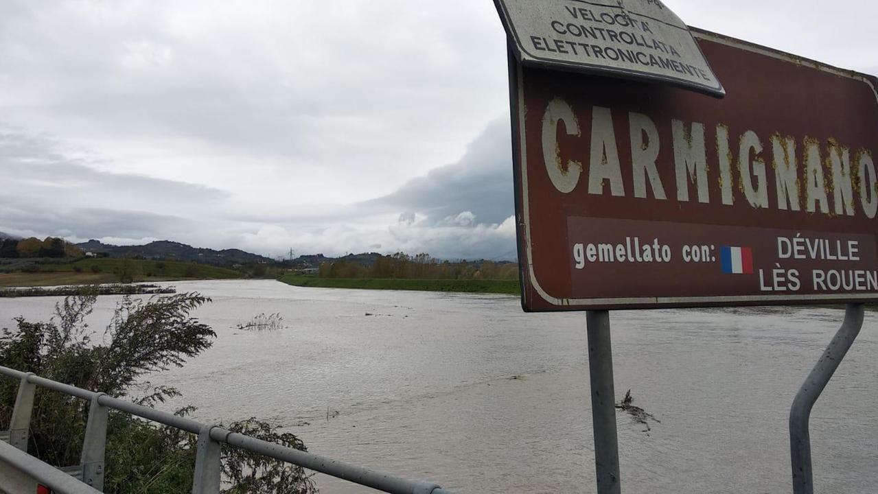 L'Ombrone in piena all'altezza di Carmignano