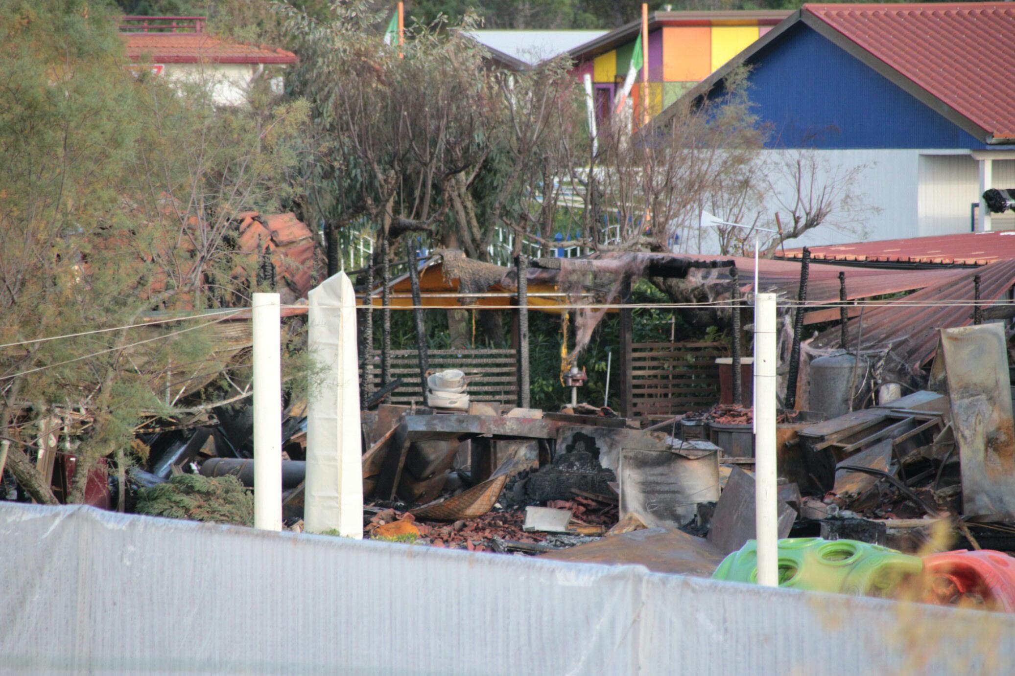 La devastazione causata dall'incendio nel bagno Teresa