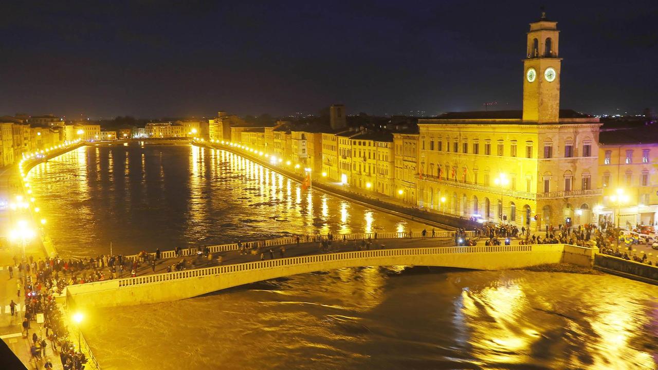 Maltempo, esondano i fiumi in Toscana. A Pisa la lunga notte passata a vegliare l'Arno. E scatta una nuova allerta rossa