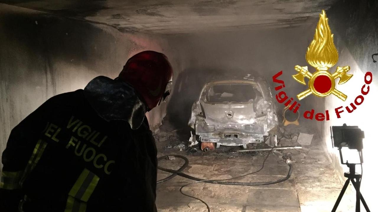 Auto a fuoco in un garage delle case popolari