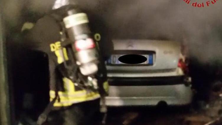 Auto prende fuoco in un garage esclusa l’origine dolosa del rogo