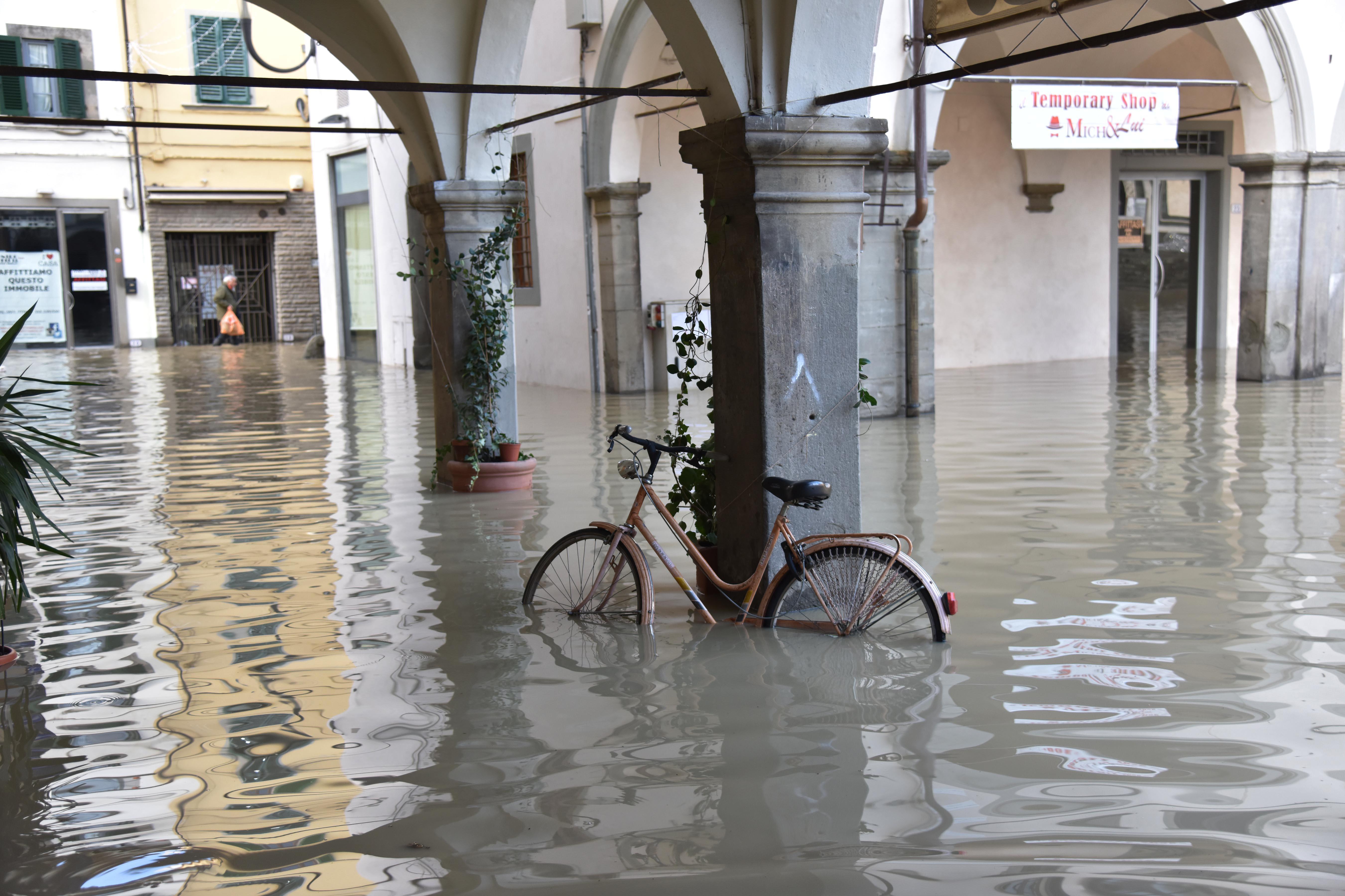 Emergenza maltempo, sott'acqua il centro di Empoli. La sindaca: "Sarà una notte di passione" - Video 