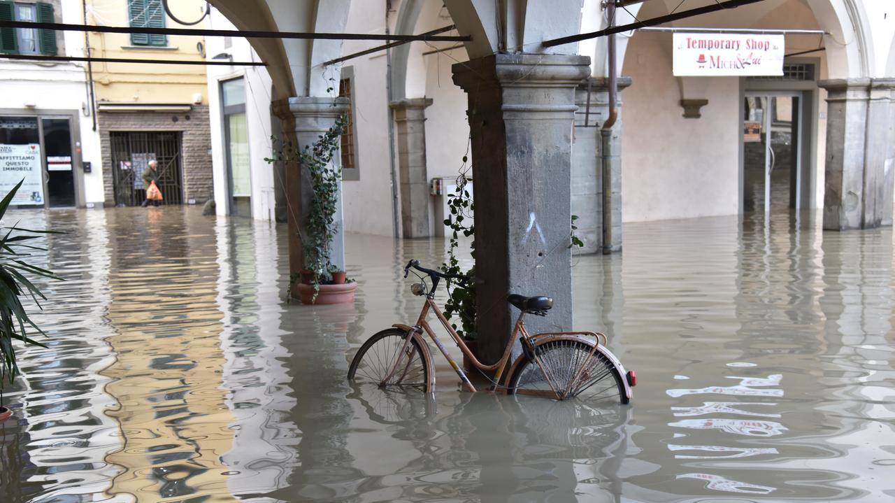Emergenza maltempo, sott'acqua il centro di Empoli. La sindaca: "Sarà una notte di passione" - Video