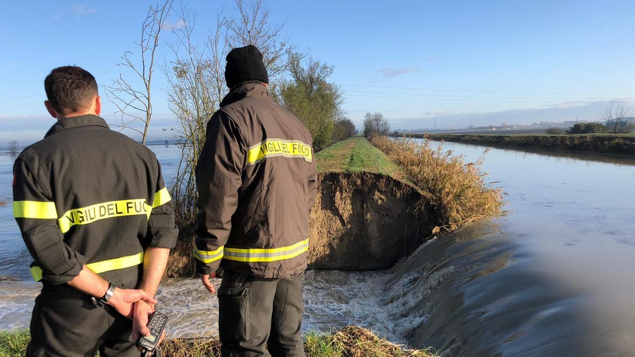 Argine crollato a Finale: "Sono state le nutrie" Scuole chiuse a Bomporto e Solara Appennino in 1900 ancora senza luce. I ponti restano aperti