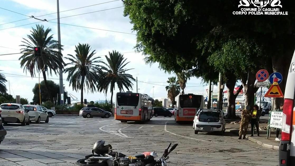 Scontro auto moto in pieno centro a Cagliari