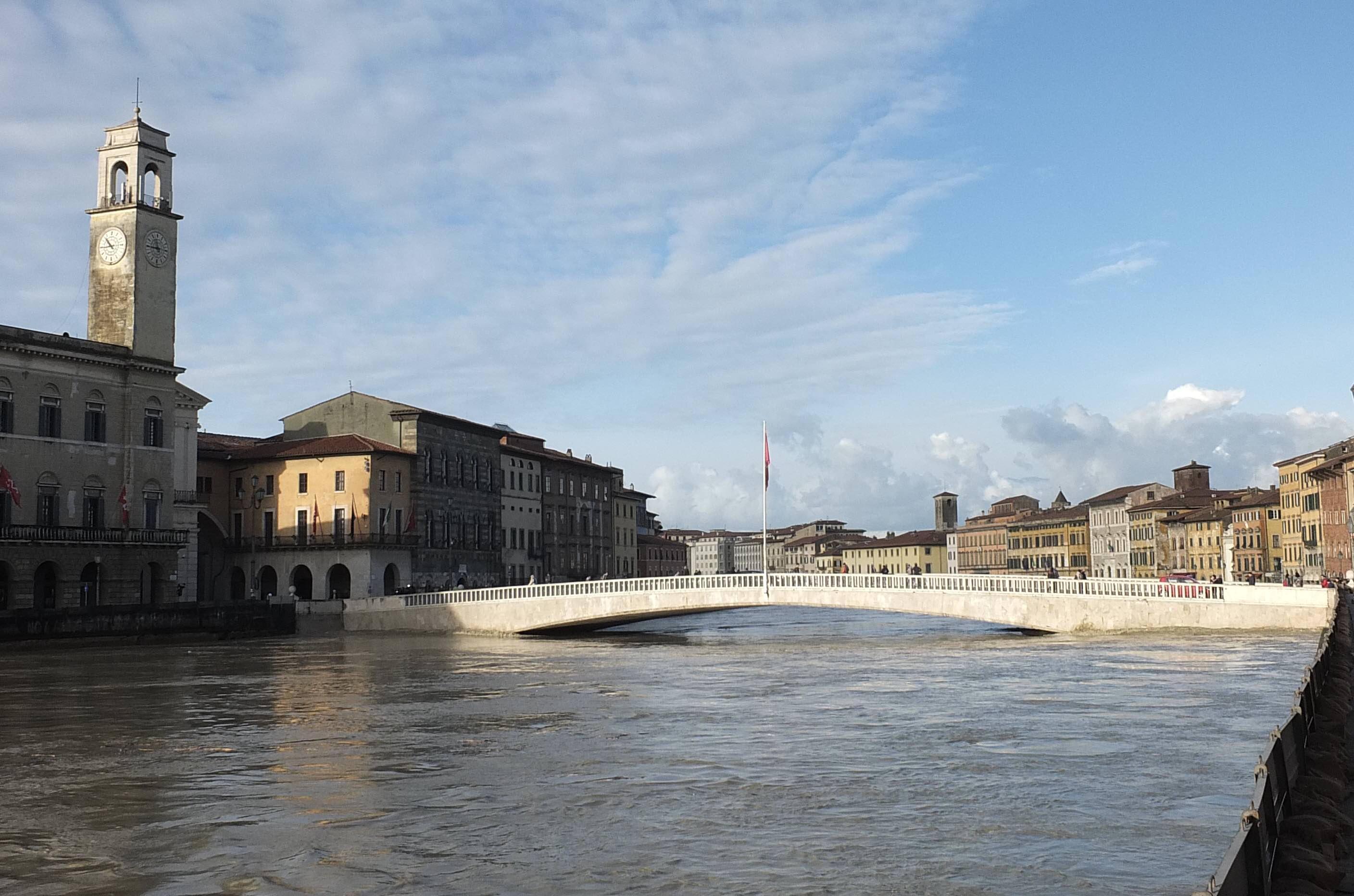 Maltempo, l'Arno in calo. L'esperto: «Attese altre piogge, il problema è il terreno saturo» 