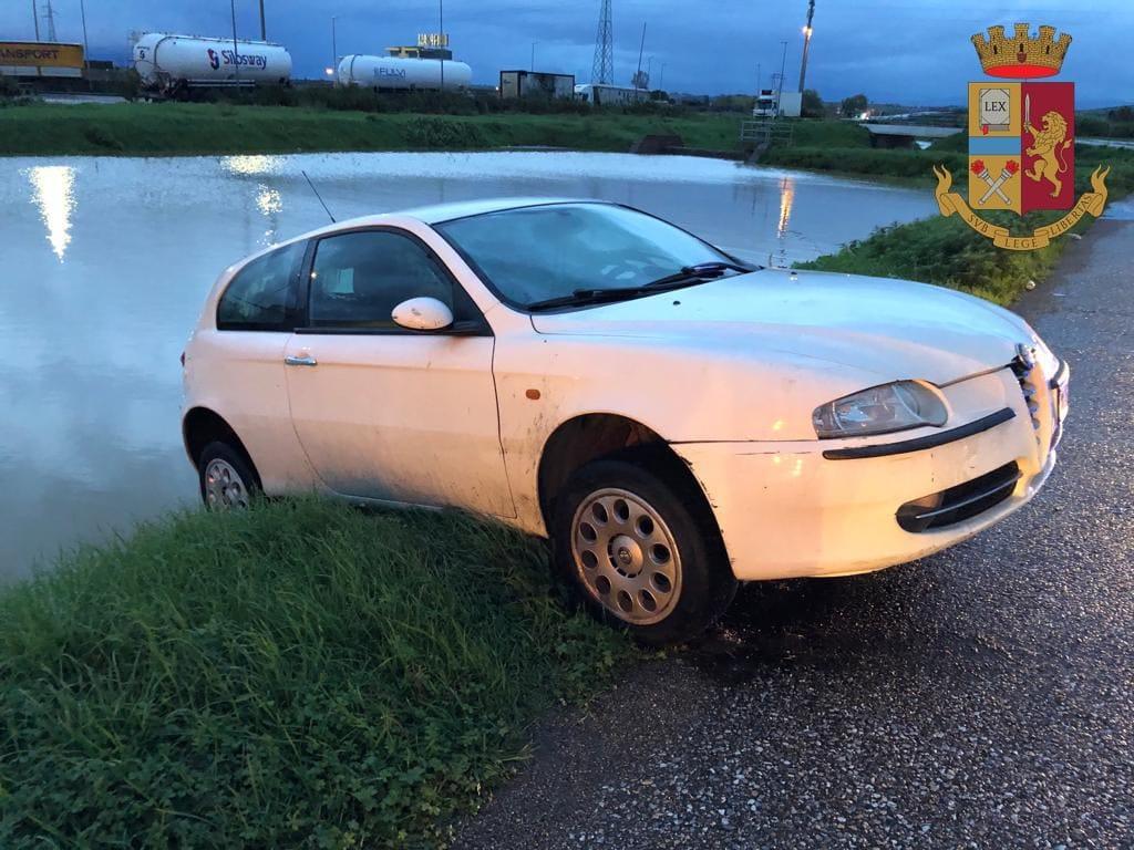 L'auto rimasta in bilico sull'argine dello scolmatore