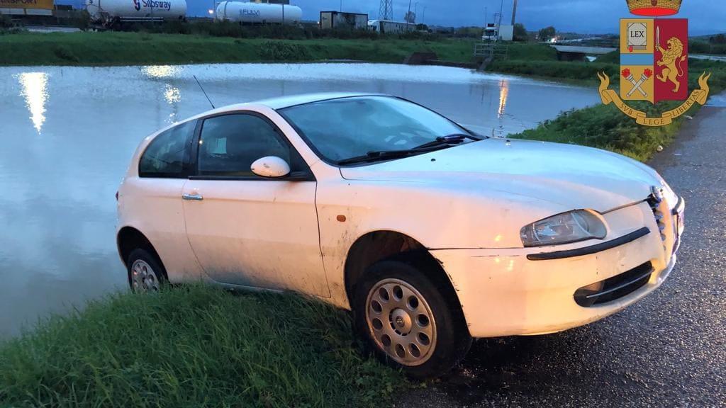 L'auto rimasta in bilico sull'argine dello scolmatore