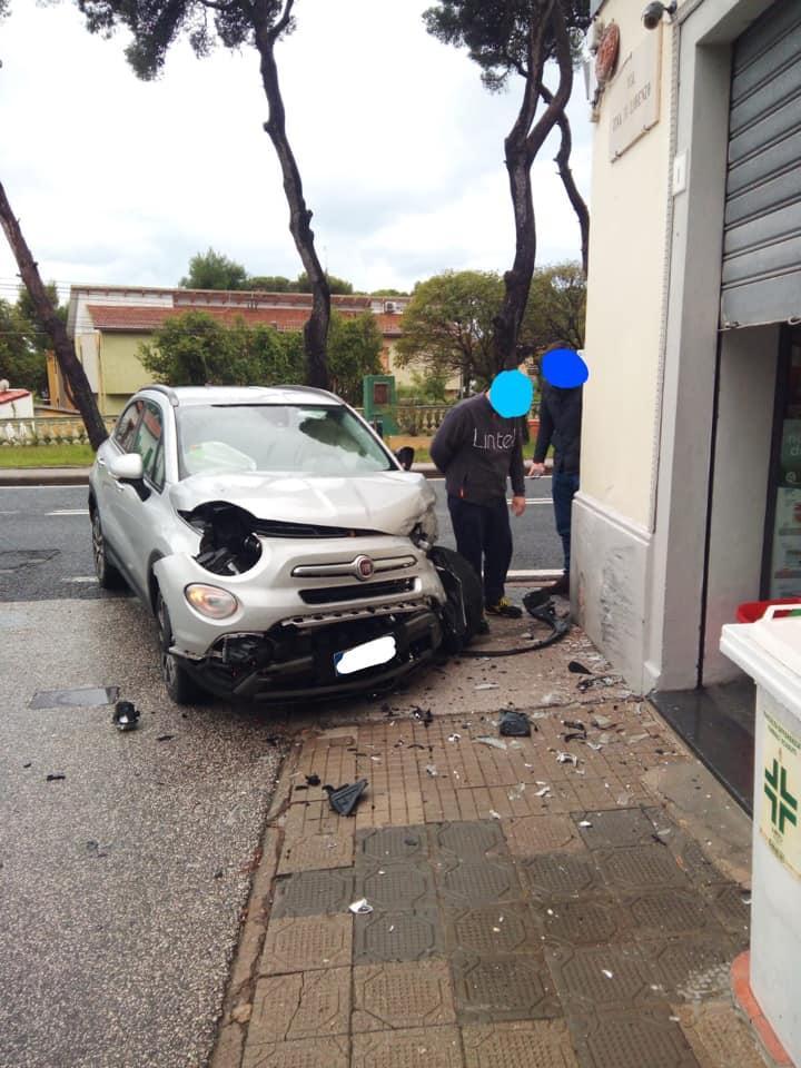 L'incidente vicino alla farmacia di Quercianella (foto gentilmente concessa da "La voce di Quercianella- giornale settimanale")