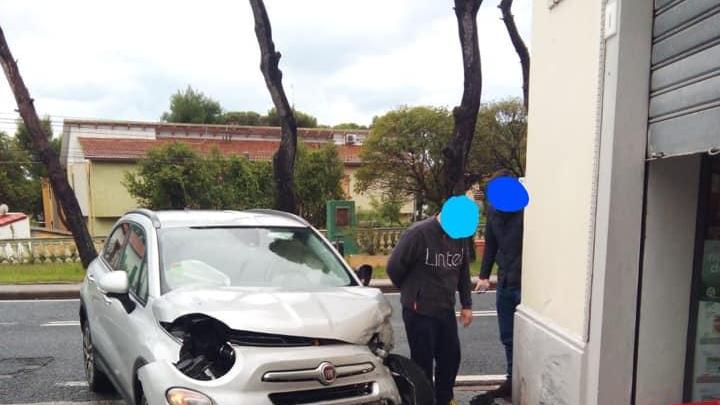 L'incidente vicino alla farmacia di Quercianella (foto gentilmente concessa da "La voce di Quercianella- giornale settimanale")