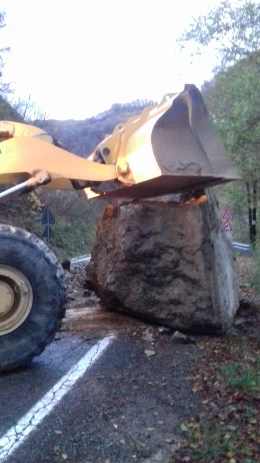 Maltempo, un masso precipita in strada sulla provinciale 10