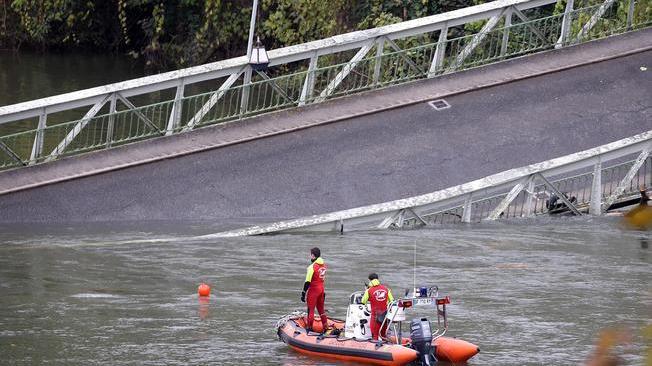 Francia, crolla un ponte su un fiume: due morti