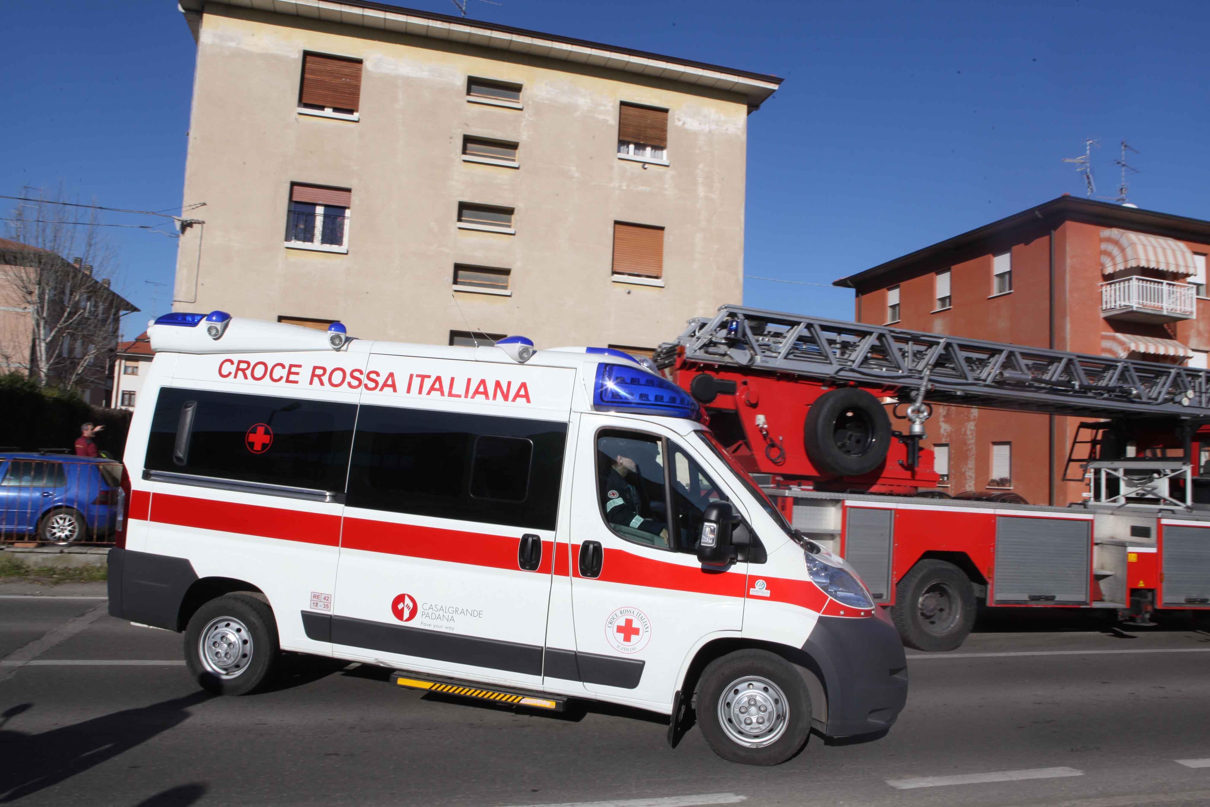 Operaio di 63 anni folgorato mentre pota i rami di un albero