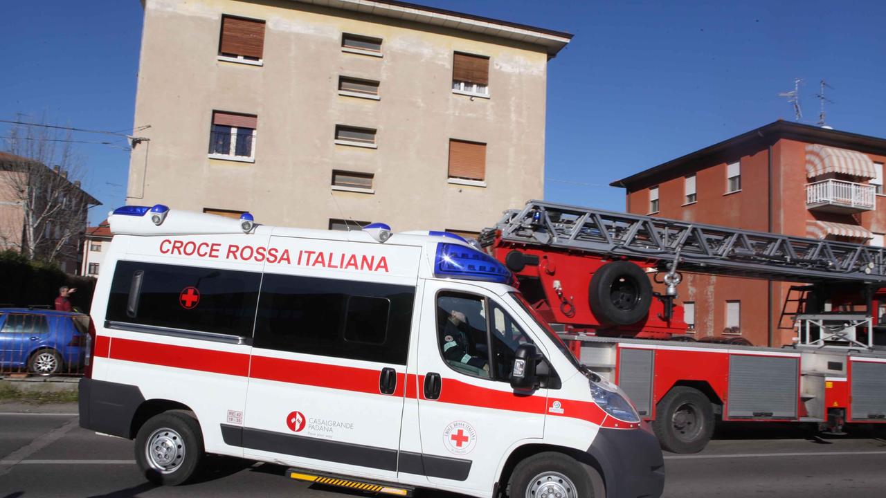 Operaio di 63 anni folgorato mentre pota i rami di un albero