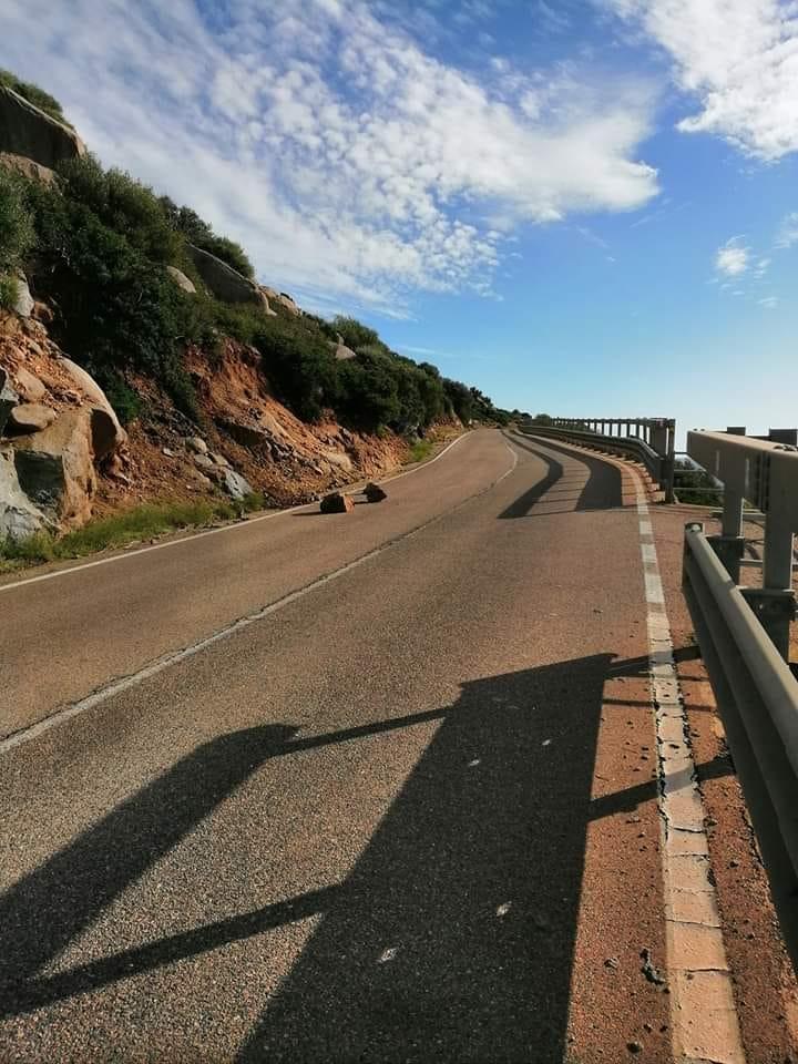 Quartu-Villasimius: massi sulla strada a "Terra Mala"