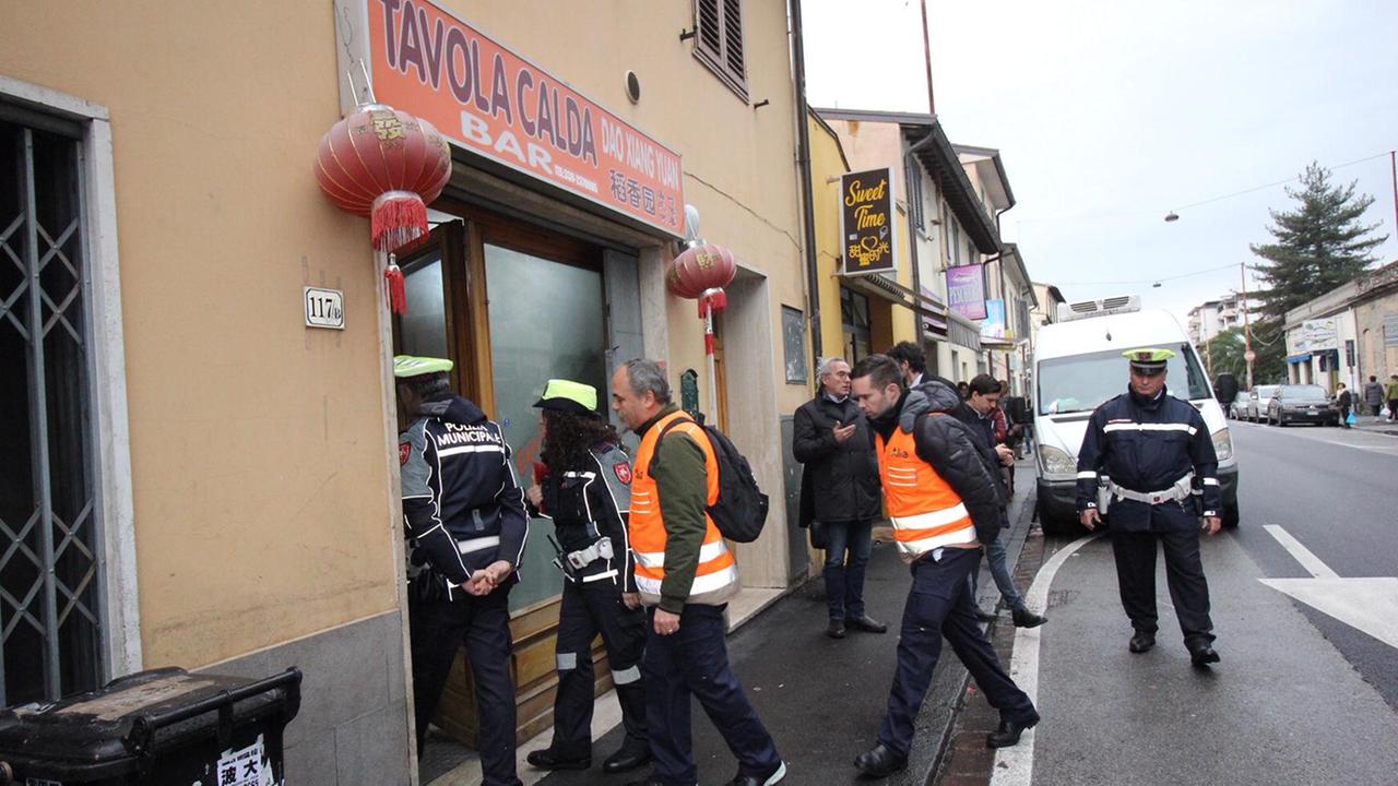 Sopralluogo nel Macrolotto zero contro il degrado (foto Batavia)