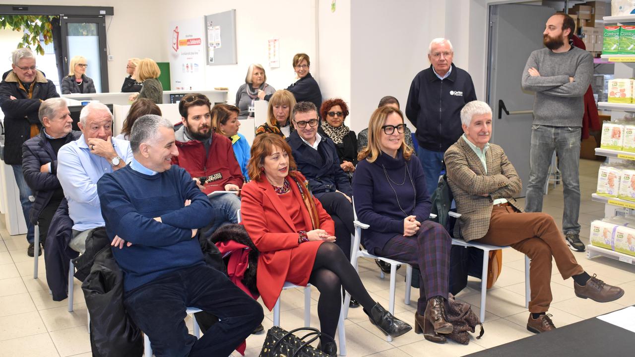 Un momento dell’incontro all’Emporio della Solidarietà di Sant’Agostino (foto Gori)