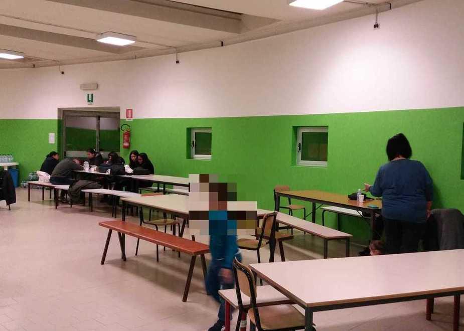 La palestra delle scuole Pascoli allestita a centro di accoglienza temporaneo per gli sfollati (foto agenzia Carlo Sestini)