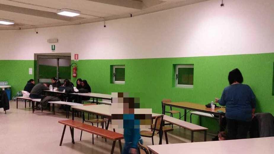 La palestra delle scuole Pascoli allestita a centro di accoglienza temporaneo per gli sfollati (foto agenzia Carlo Sestini)