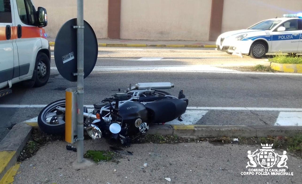 Cagliari, mancata precedenza: una motociclista finisce in ospedale 