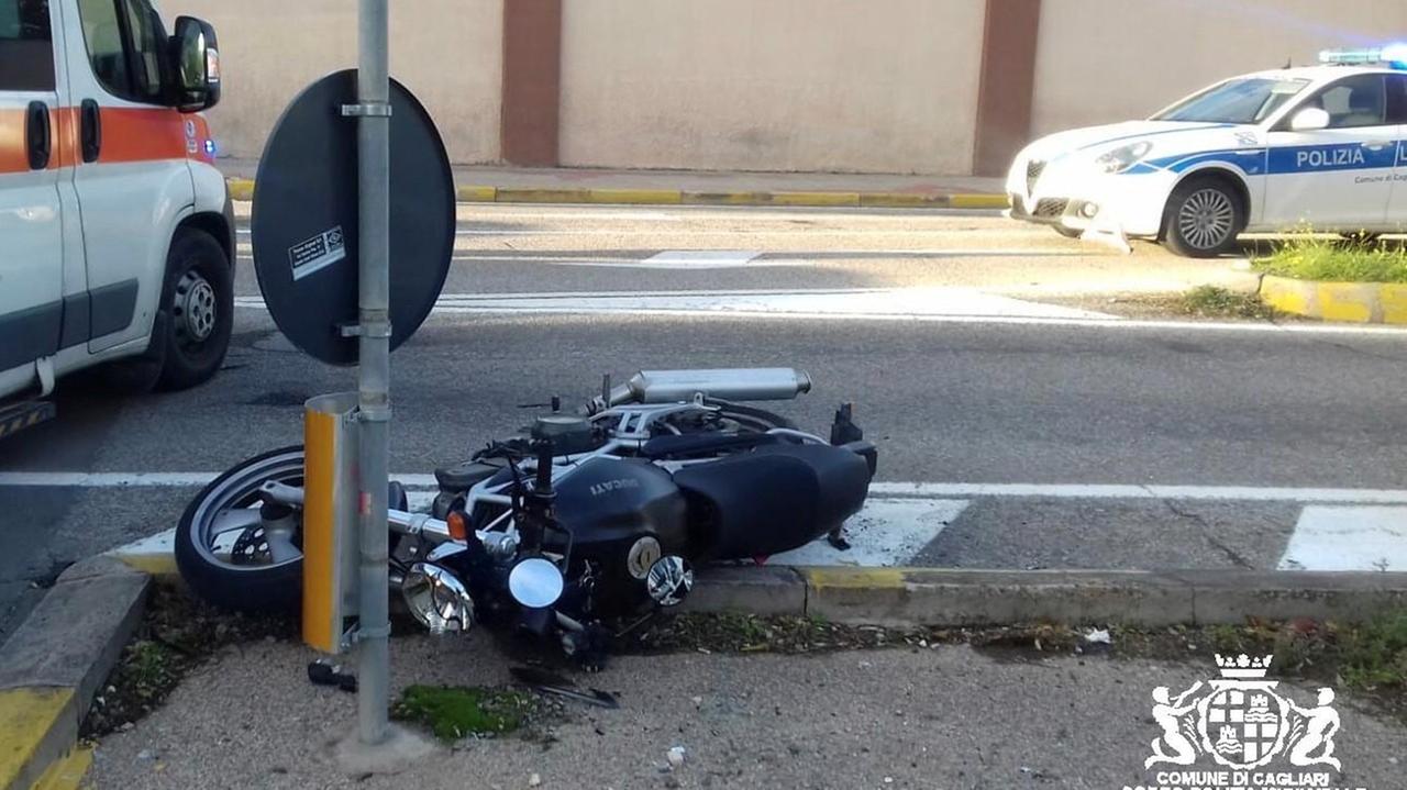 Cagliari, mancata precedenza: una motociclista finisce in ospedale 