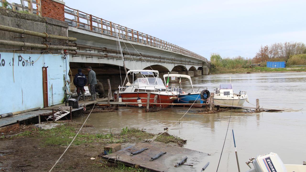 I danni sotto il ponte di Calambrone, alla foce dello Scolmatore (foto Cecilia Foschi/Pentafoto)