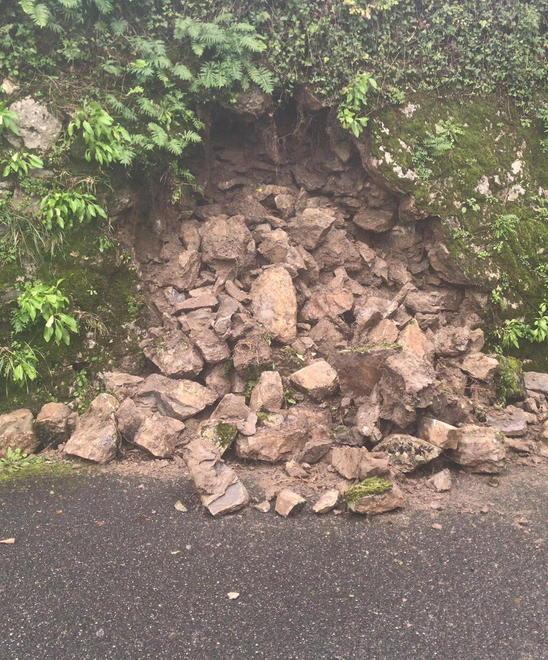 Cede muro di contenimento: chiusa la strada per Giucano 