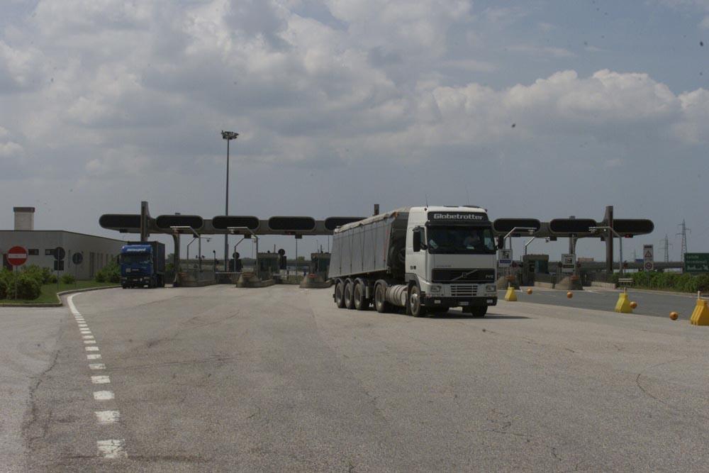 Il casello dell'autostrada di Collesalvetti (foto d'archivio)