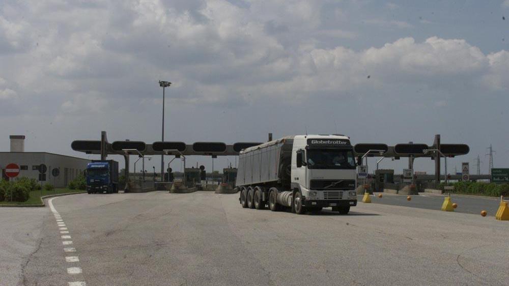 Il casello dell'autostrada di Collesalvetti (foto d'archivio)