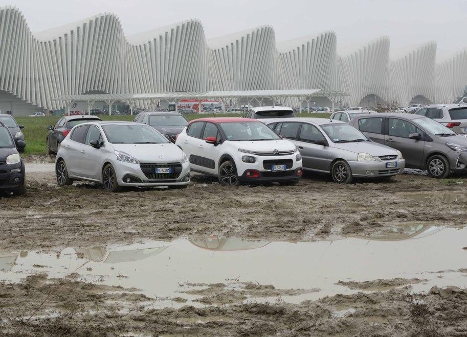 Reggio Emilia, ancora palude alla Mediopadana: e della ghiaia non c’è traccia 