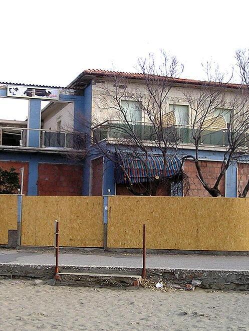 Dormono nell’ex pensione: denunciati tre senzatetto 