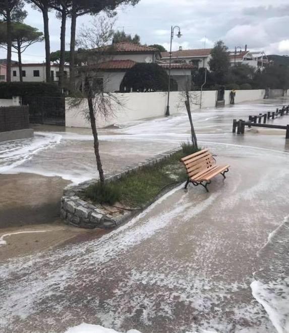 Maltempo, i pompieri soccorrono un disabile Mareggiata a Campo