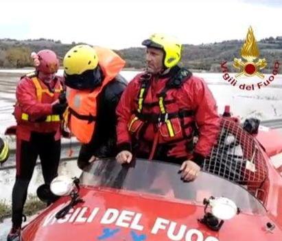 I vigili del fuoco recuperano l'uomo che, travolto dall'Ombrone in piena, aveva trovato rifugio aggrappandosi a un albero (foto Centro documentazione Comando vigili del fuoco di Grosseto)