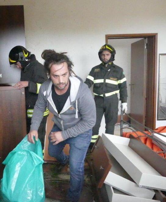 Abitanti costretti a evacuare dalle loro case dopo il passaggio della tromba d'aria (foto Enzo Russo)