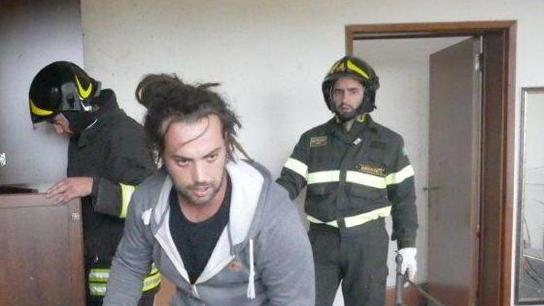 Abitanti costretti a evacuare dalle loro case dopo il passaggio della tromba d'aria (foto Enzo Russo)