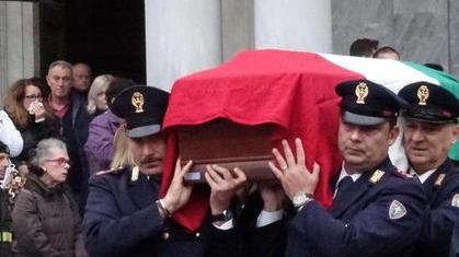 In mille in duomo al funerale