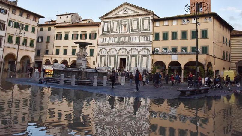 L’Arno in piena spinge l’acqua in centro e piazza dei Leoni diventa una piscina