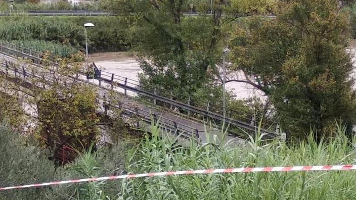 Sottopasso ferroviario allagato Chiude il ponticino di Camaioni