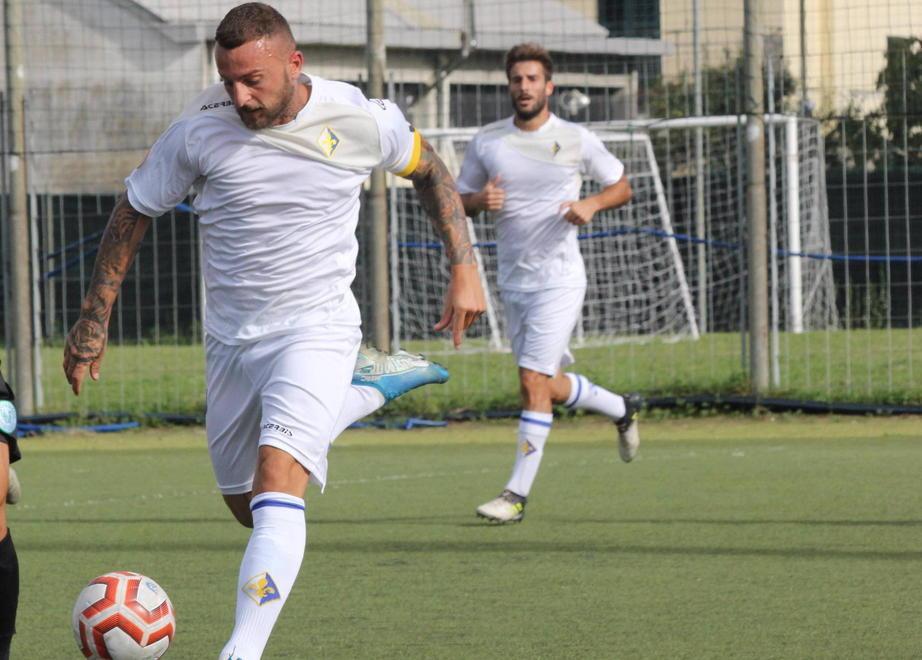 Un tiro cross di Surraco beffa il Real Forte e tiene il Prato in vetta 