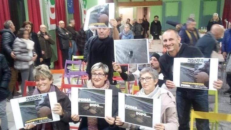 Flash mob del comitato Remesina Alta tensione prima del dibattito