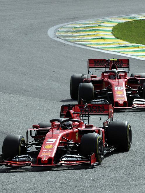 Verstappen in trionfo Autoscontro Ferrari Vettel e Leclerc si buttano fuori pista 
