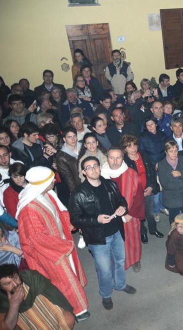 In duemila a seguire la Via Crucis per le vie del borgo 
