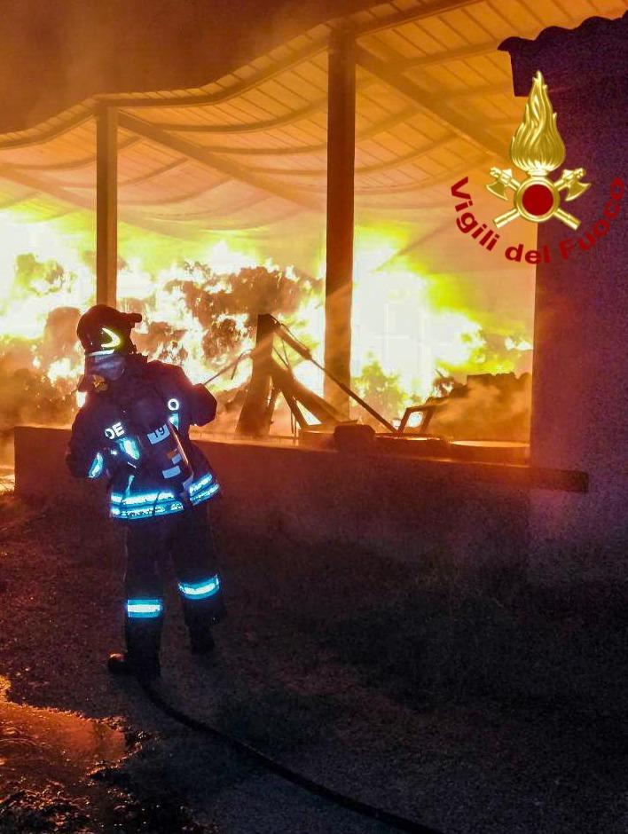 Incendio cancella un deposito di fieno 