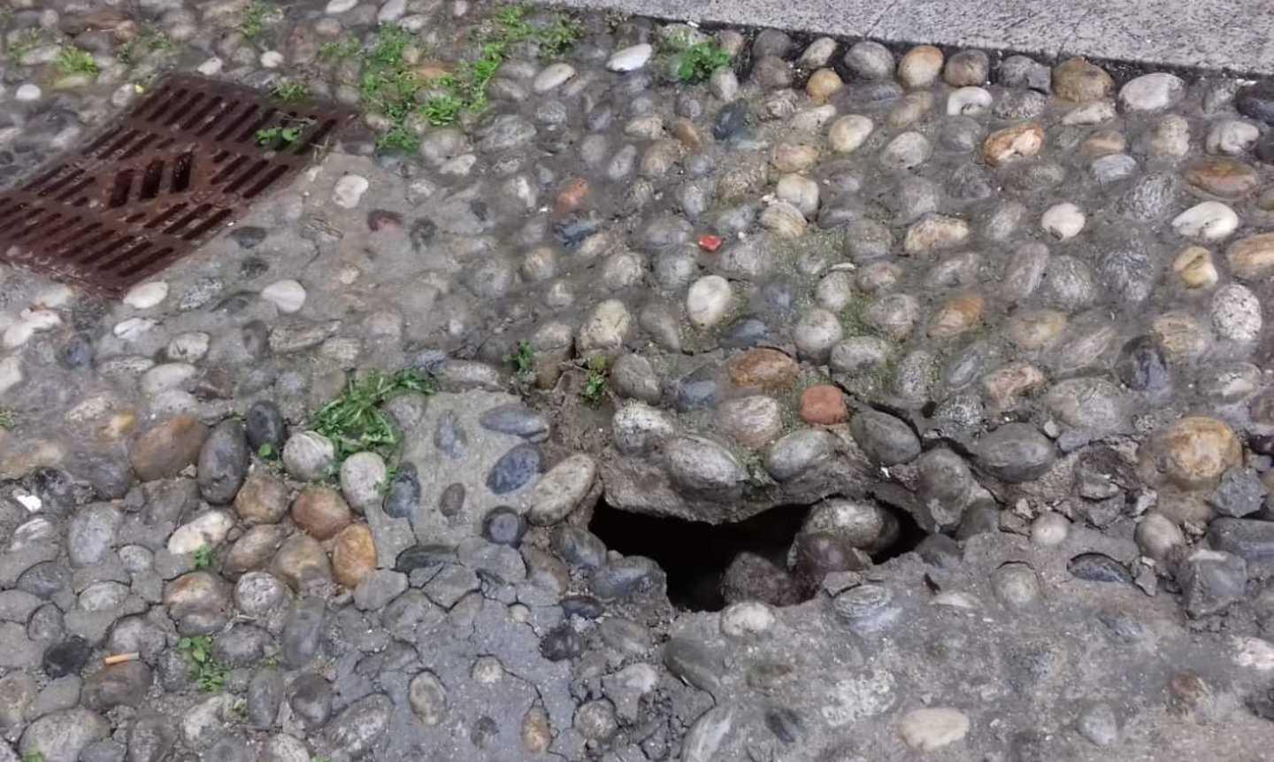 Via Gambella sbarrata da una buca