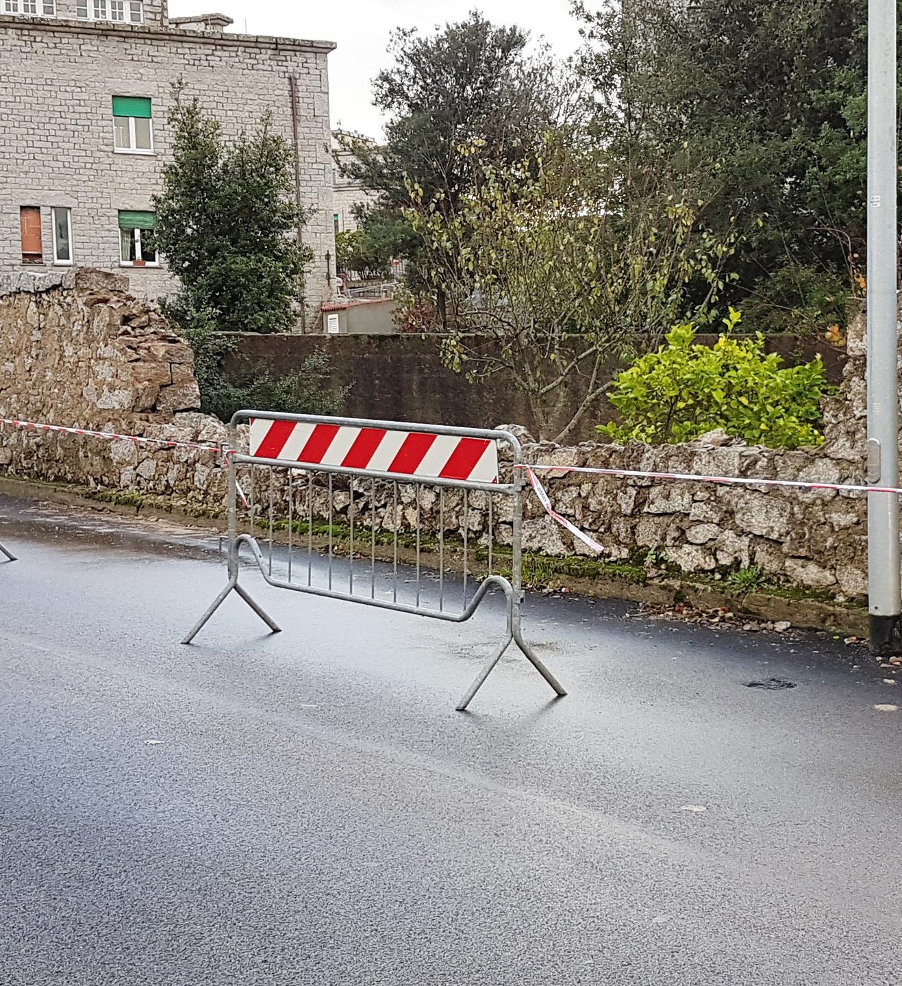 Raffiche di vento buttano giù un antico muro